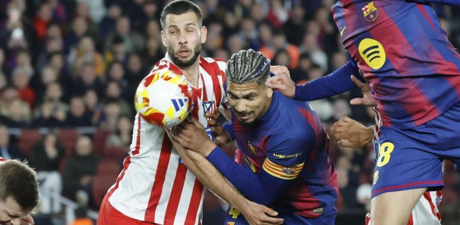 开云体育网址-世体：阿劳霍客串中锋牵制作用突出，他可以成为巴萨应急选择